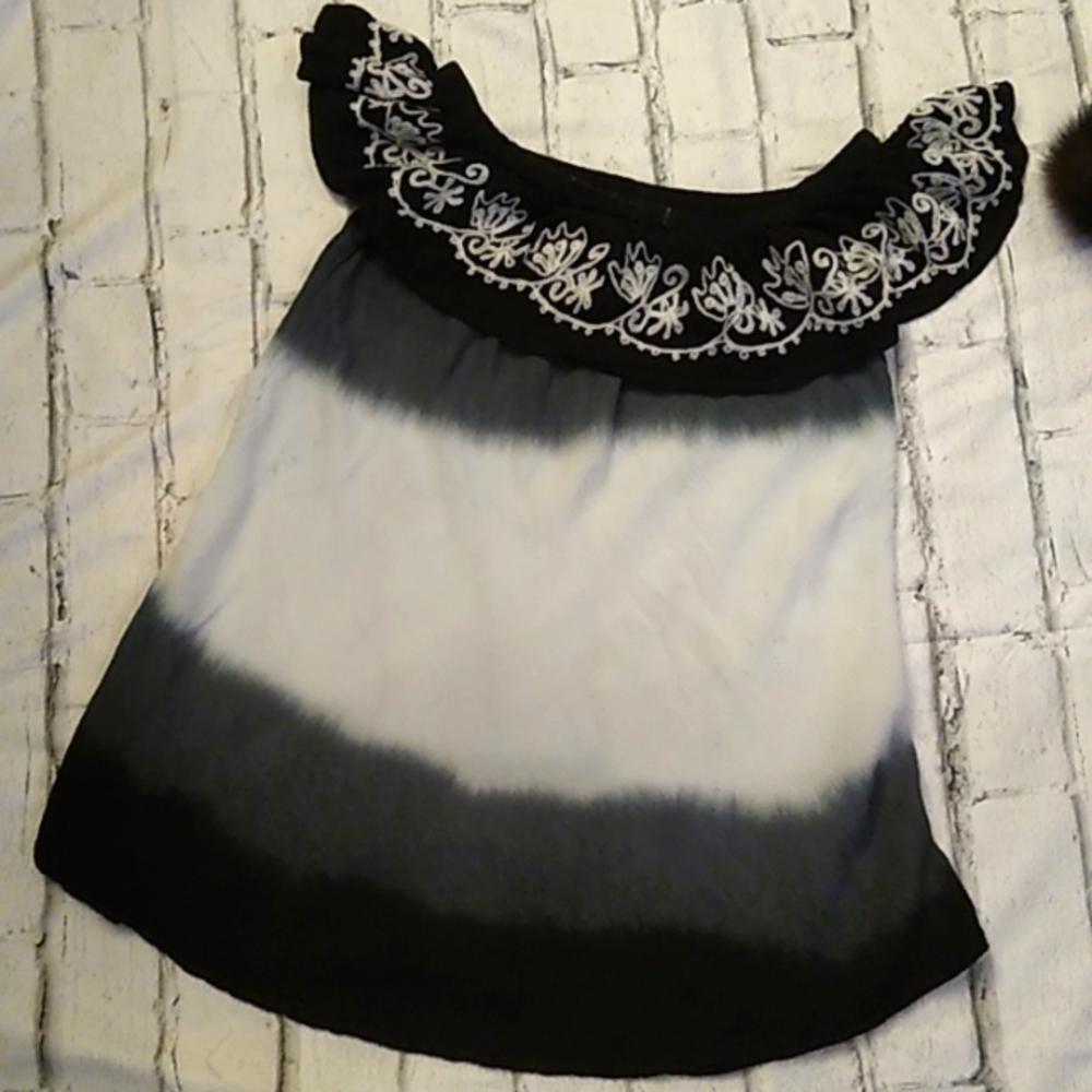 🥂 7 Islands cute top or dress with embroidered details.